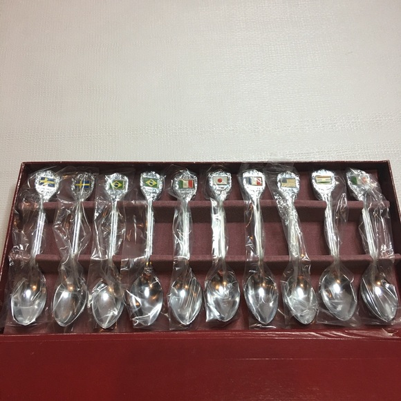 Vintage Souvenir Spoon Set Collectible World Flags Travel Set of 10 With Box - Picture 6 of 8
